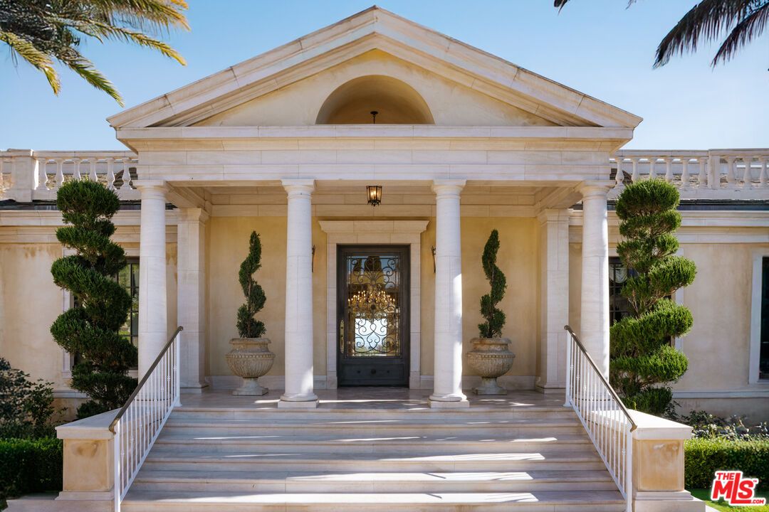 Exterior, Facade, None