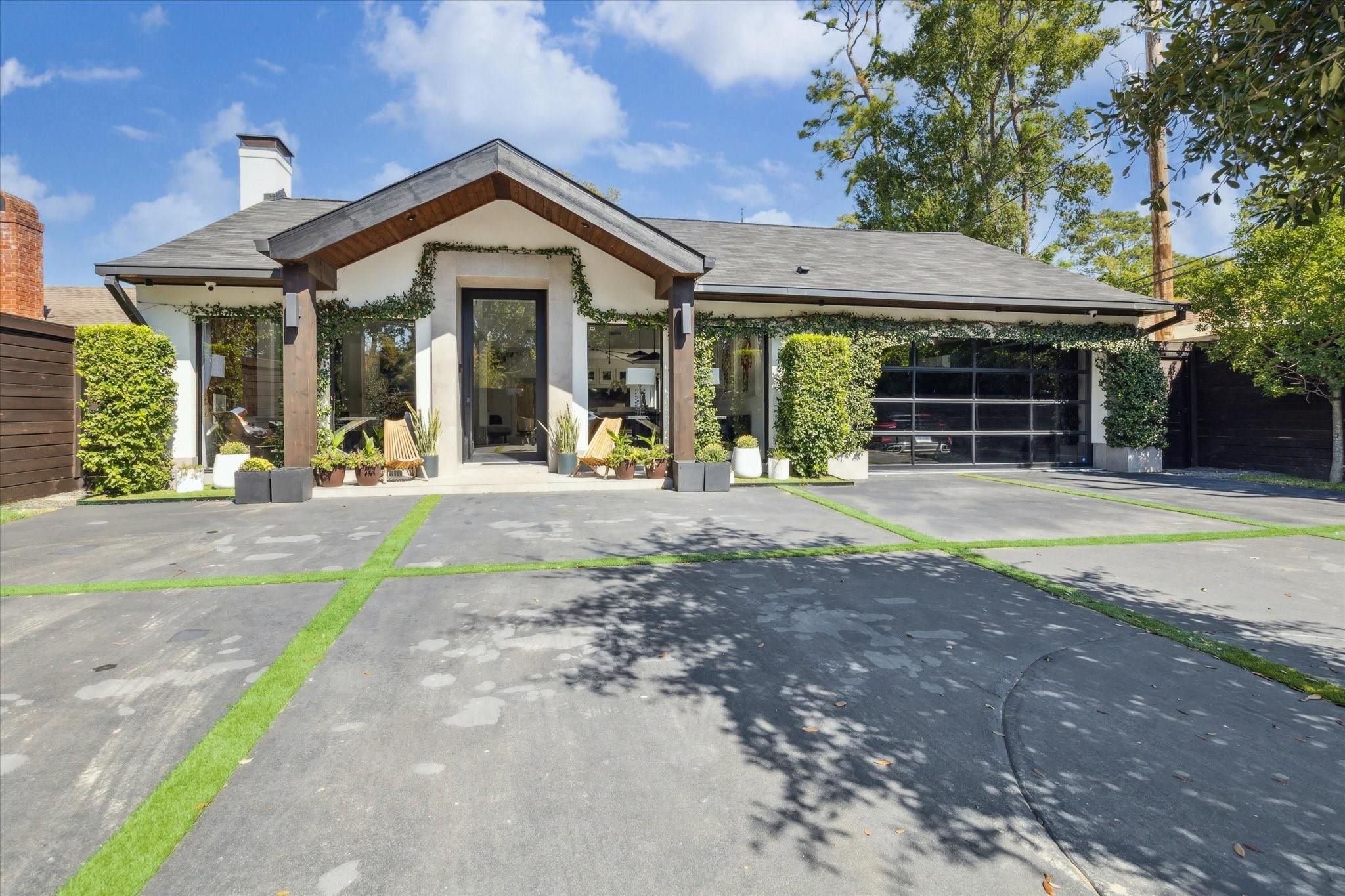 Attached, Exterior, Facade, Ranch