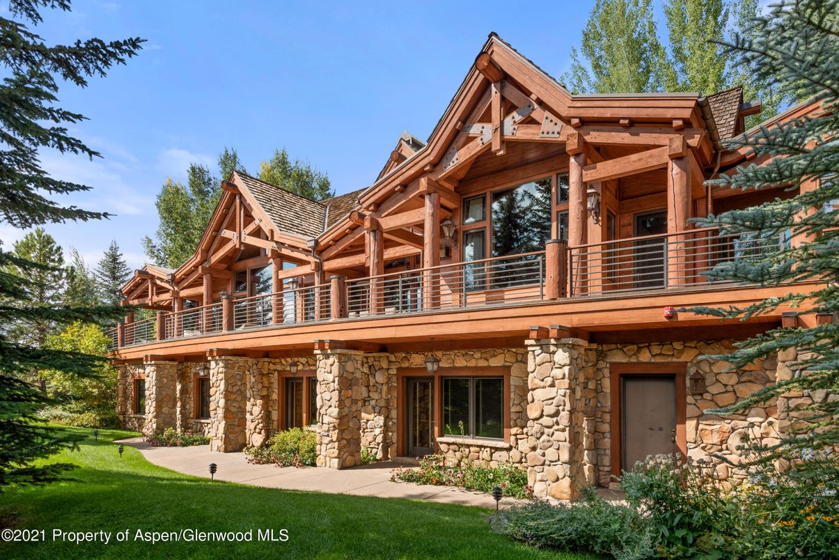 Exterior, Facade, Log Home
