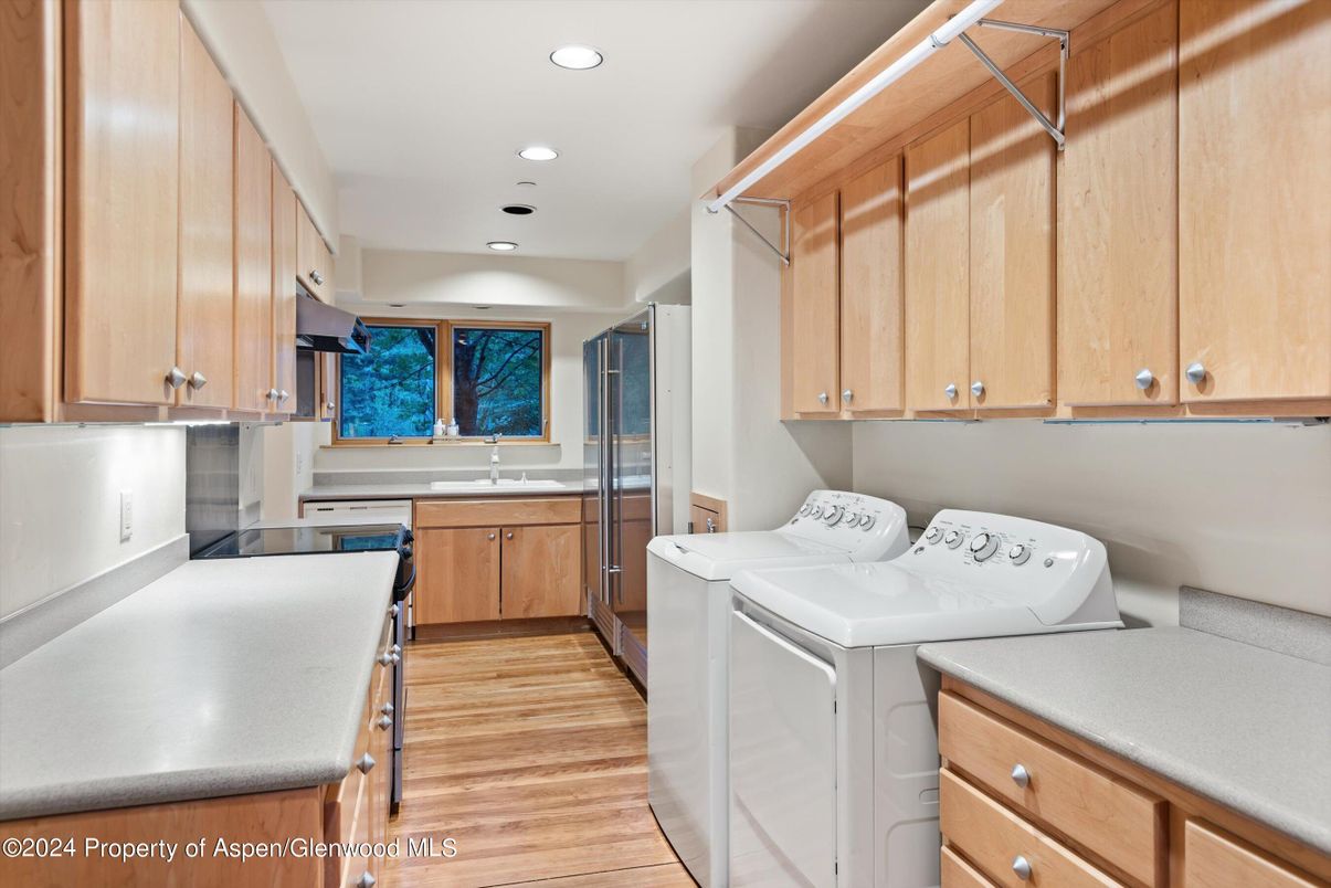 Interior, Recessed Lighting, Washer, Wood Texture Flooring