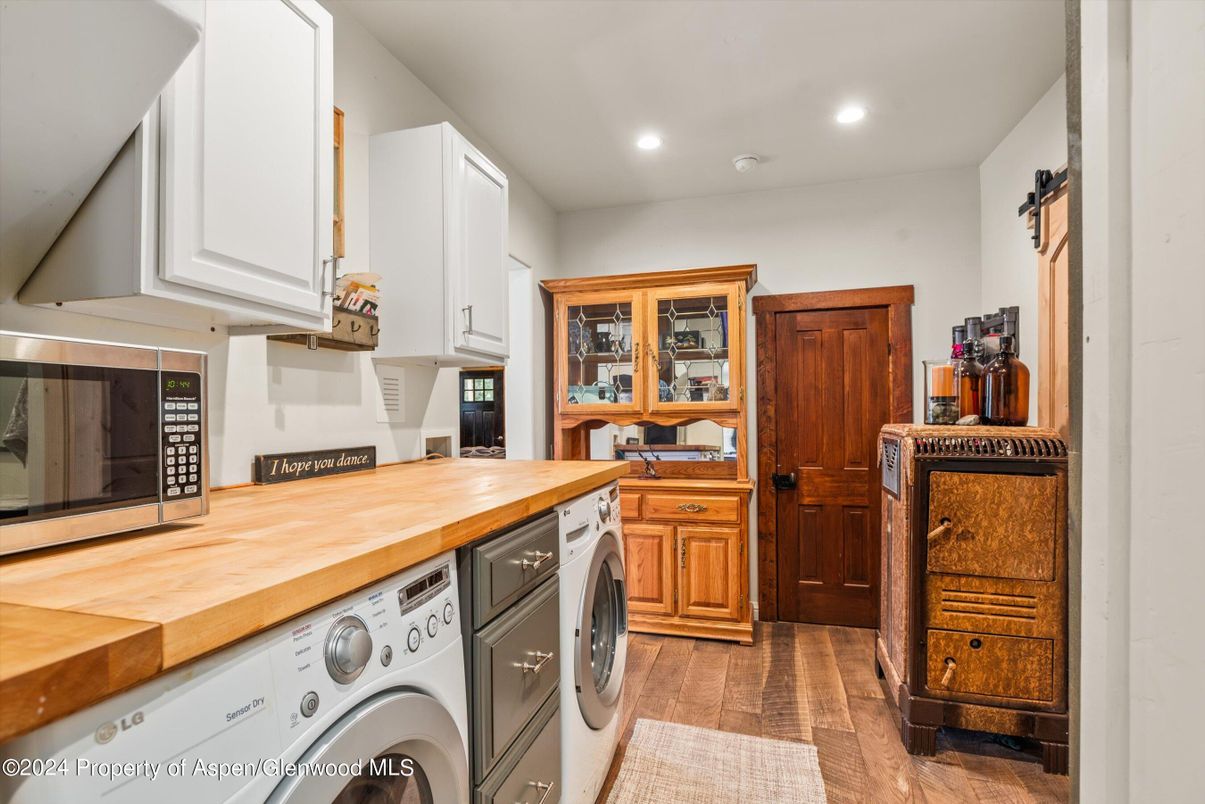 Interior, Recessed Lighting, Washer, Wood Texture Flooring