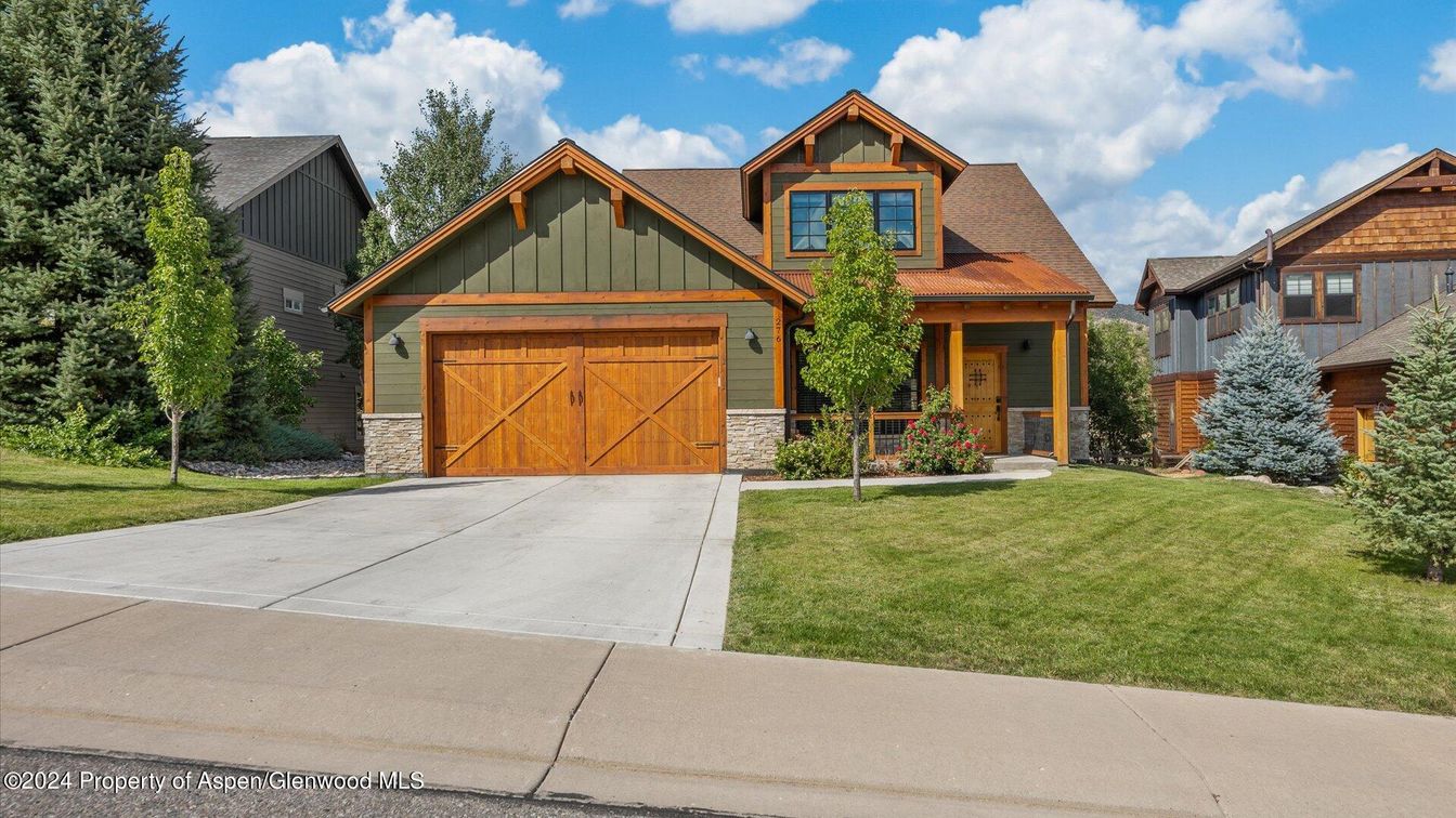 Attached, Exterior, Facade, Brick Traditional