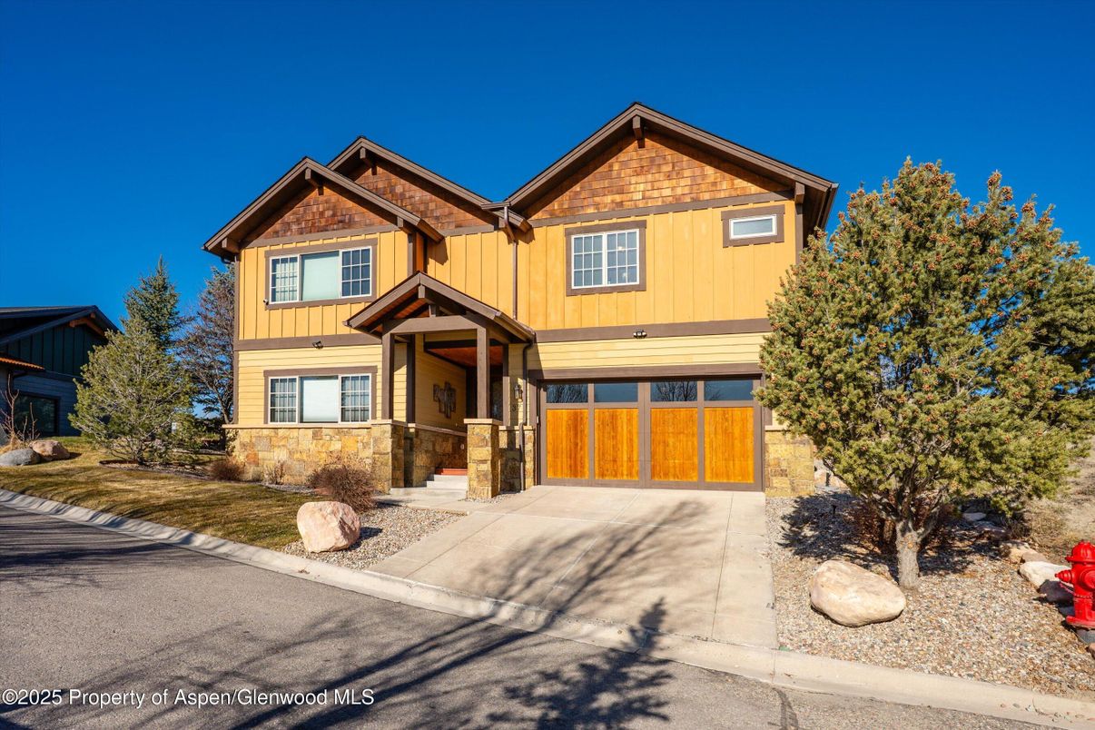 Attached, Exterior, Facade, American Craftsman