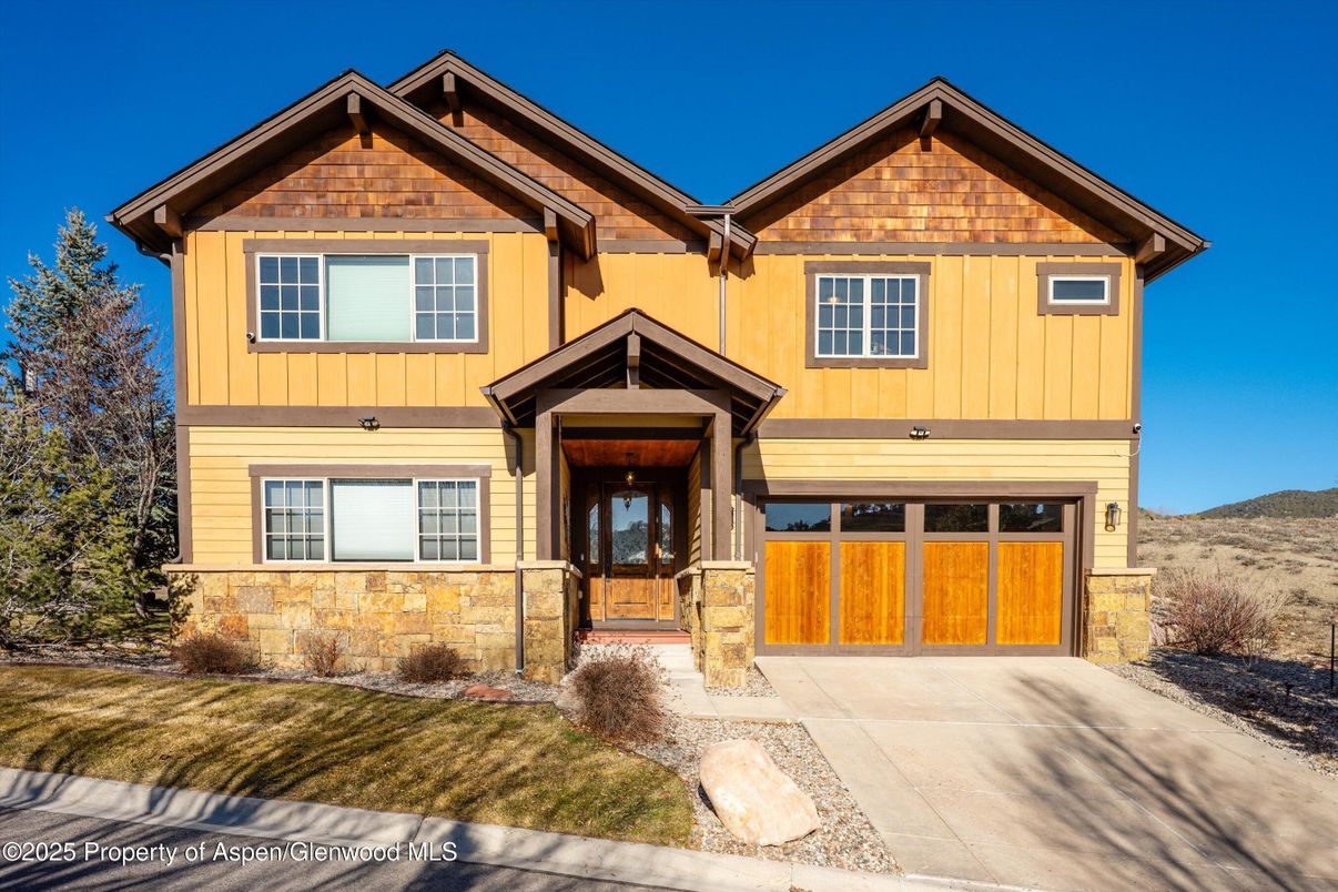 Attached, Exterior, Facade, American Craftsman