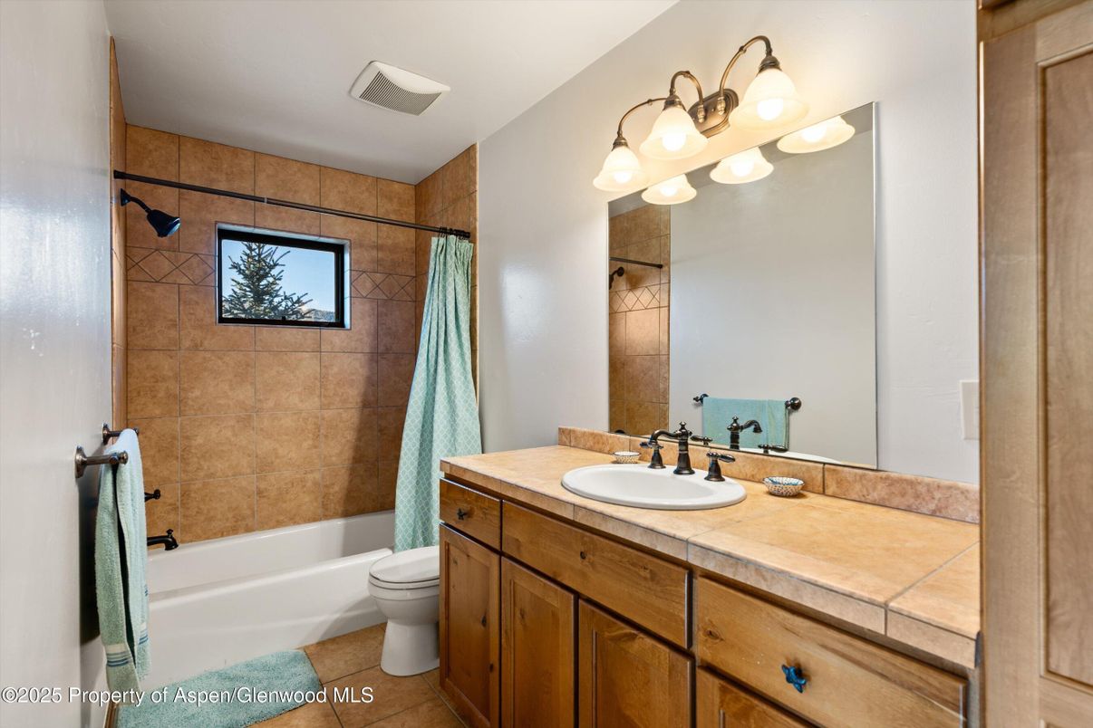 Bathroom, Interior, Tile Countertops