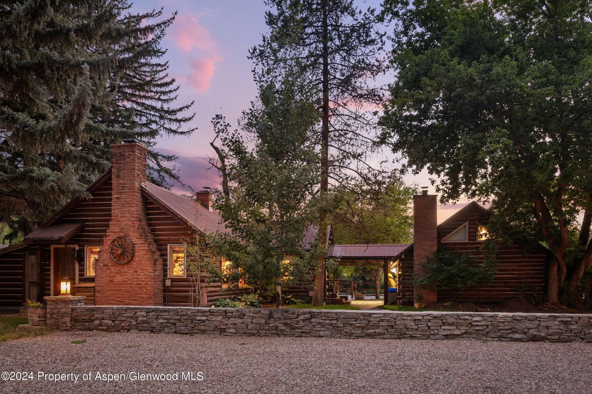 Backyard, Exterior, Facade, Brick Facade, Log Home