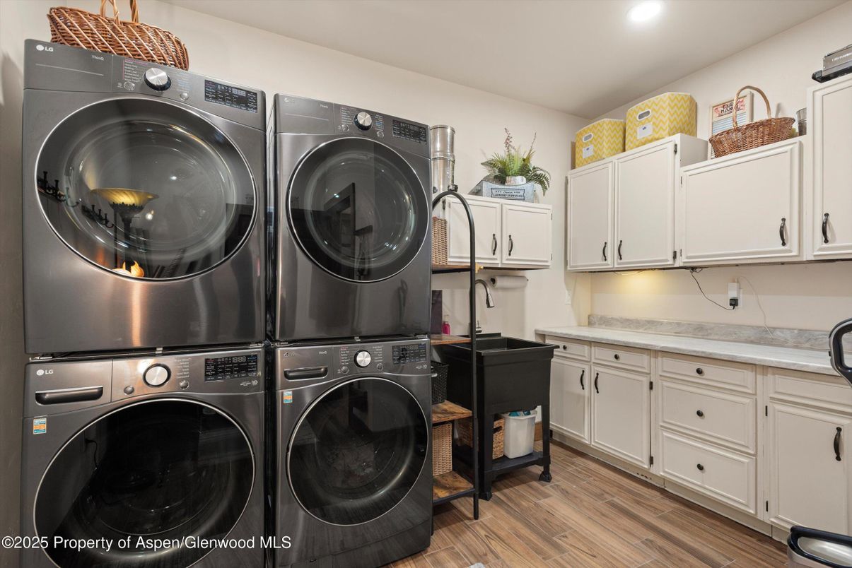 Interior, Recessed Lighting, Washer, Wood Texture Flooring