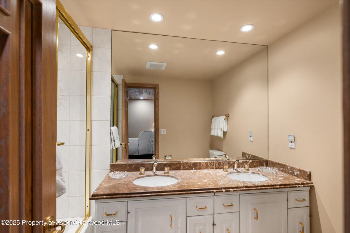 Bathroom, Dual Sink Vanities, Interior, Recessed Lighting