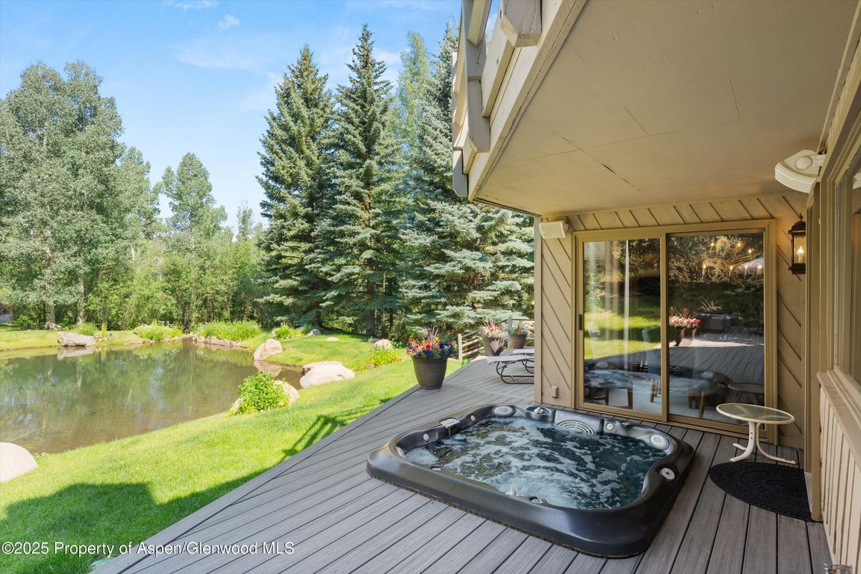 Exterior, Hot Tub, Water