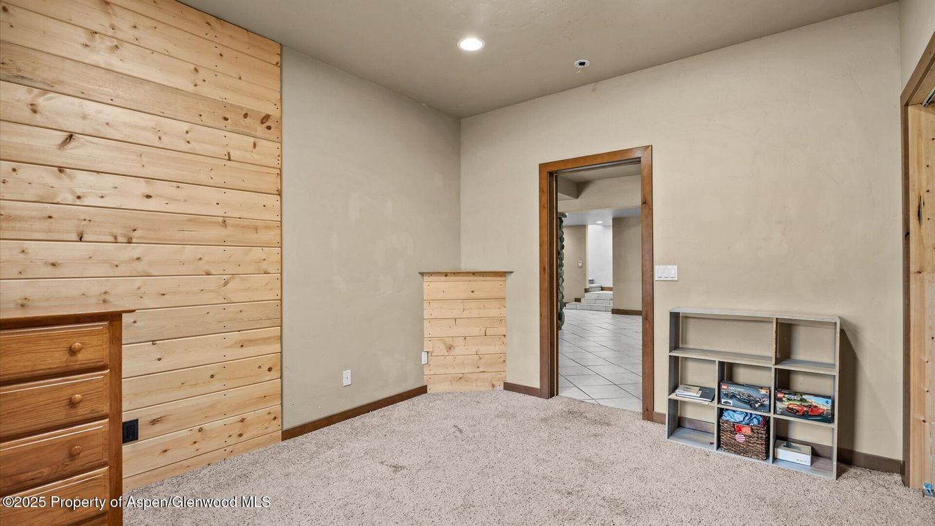 Empty room, Interior, Recessed Lighting, Wooden Walls