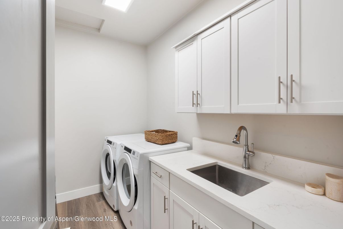 Interior, Washer, Wood Texture Flooring