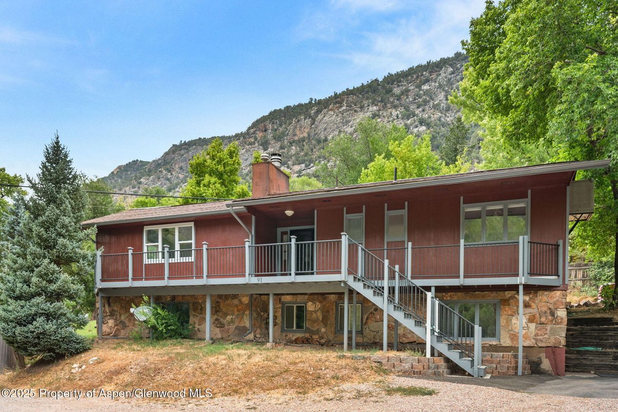 Exterior, Facade, Raised Ranch