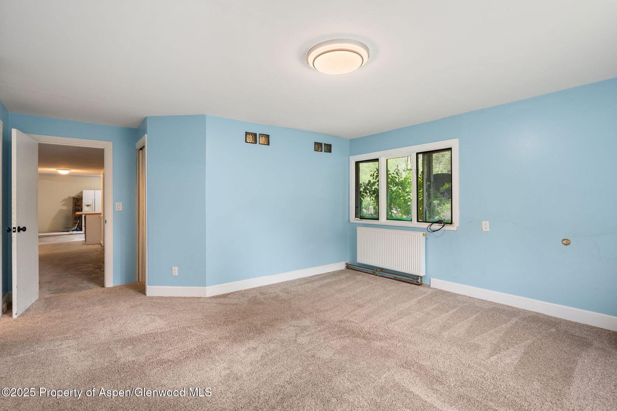 Empty room, Interior