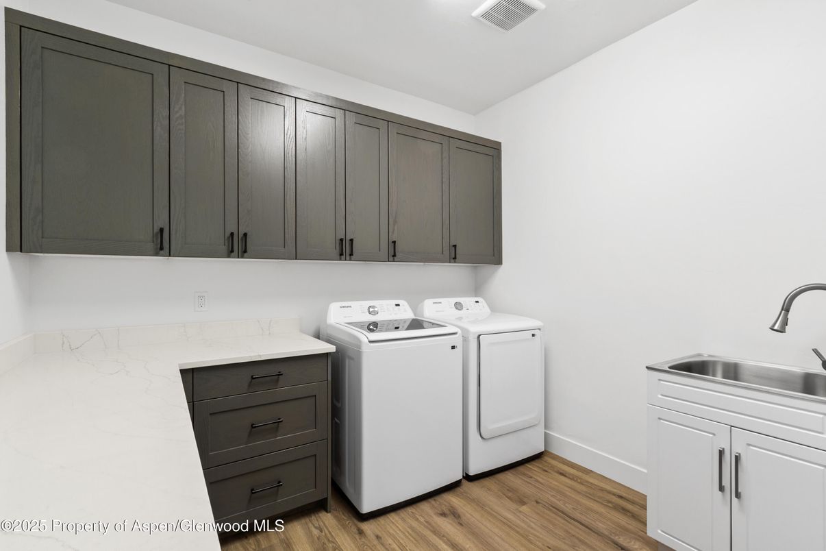 Interior, Washer, Wood Texture Flooring