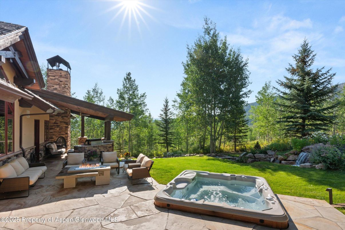 Exterior, Fireplace, Hot Tub