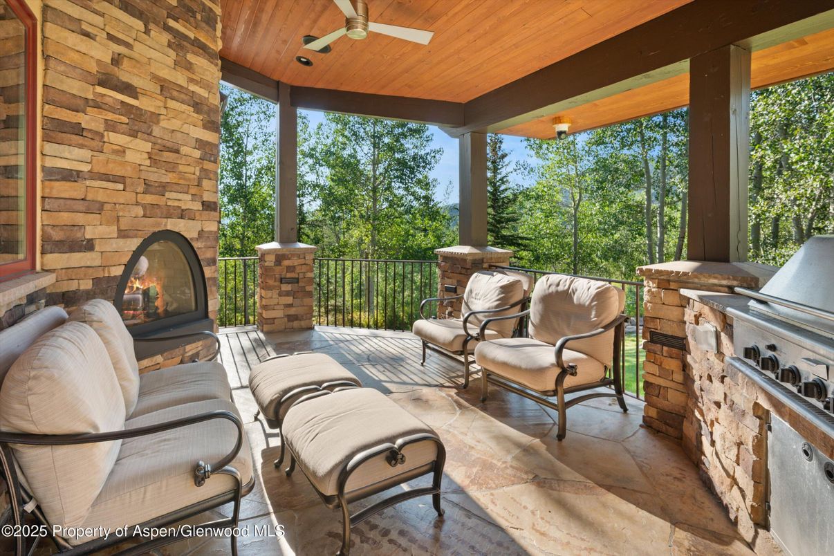 Exterior, Fireplace, Outdoor Kitchen