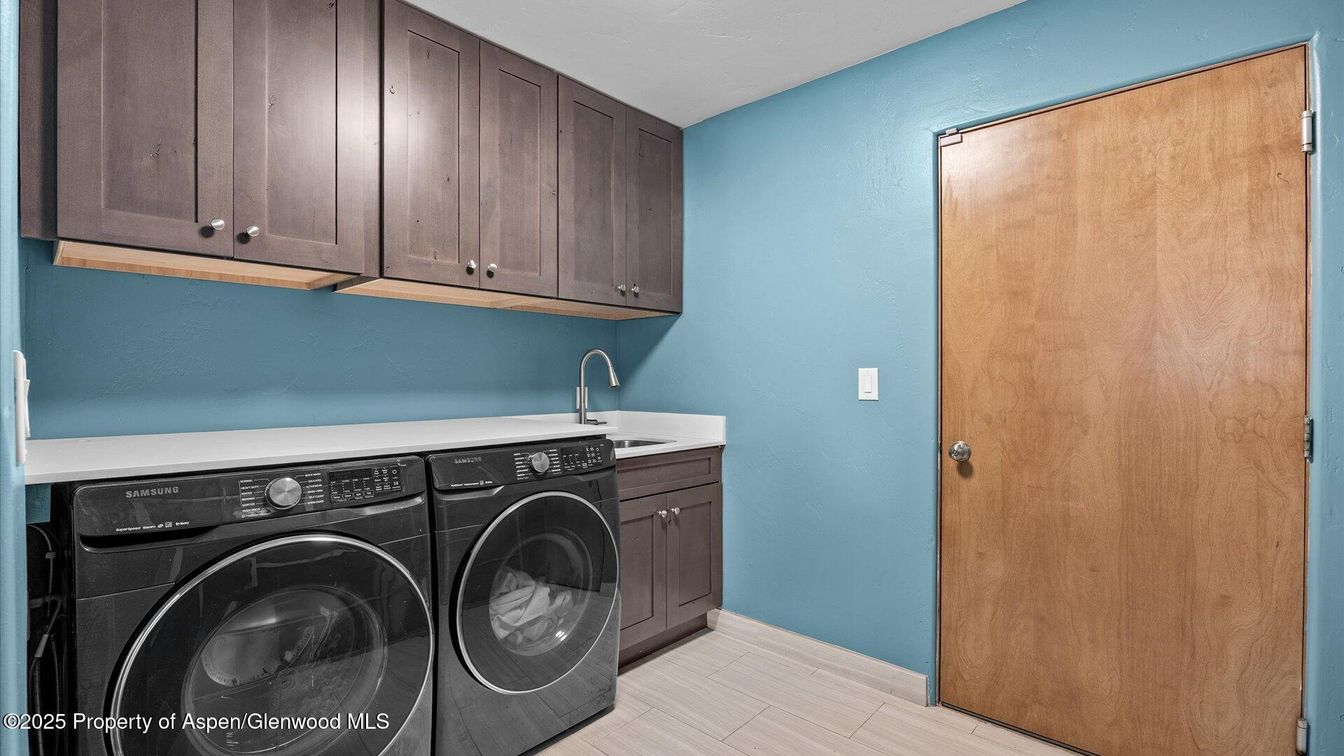 Interior, Washer, Wood Texture Flooring