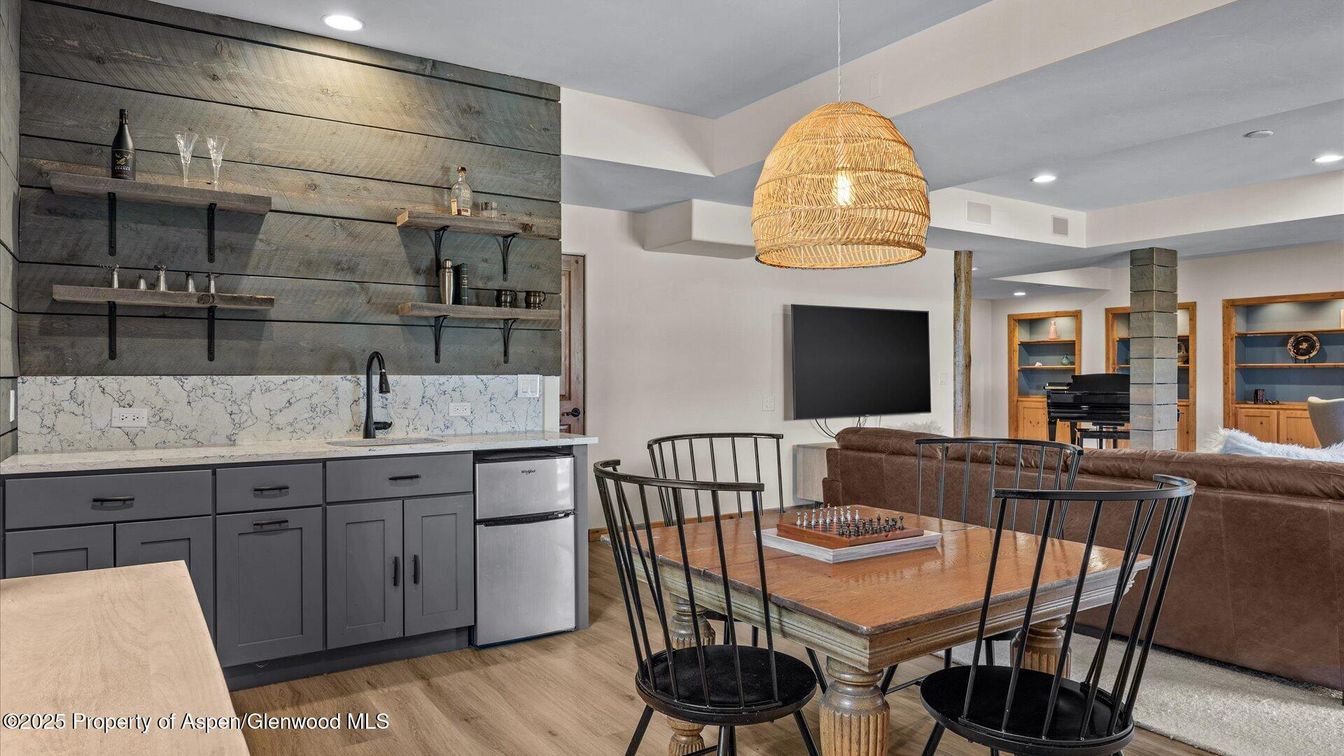 Dining room, Interior, Kitchen, Pendant Lights, Recessed Lighting, Wood Texture Flooring
