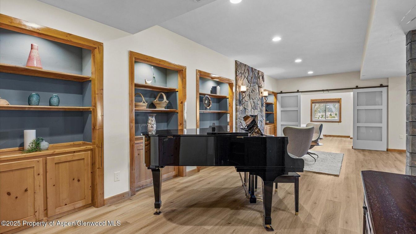 Interior, Piano, Recessed Lighting, Wood Texture Flooring