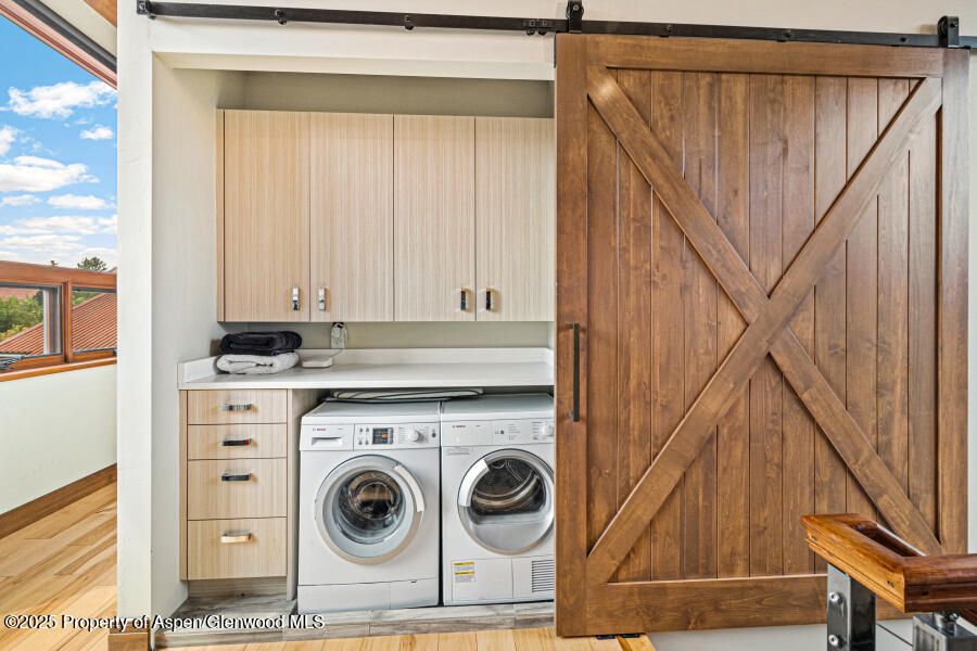 Interior, Washer, Wood Texture Flooring