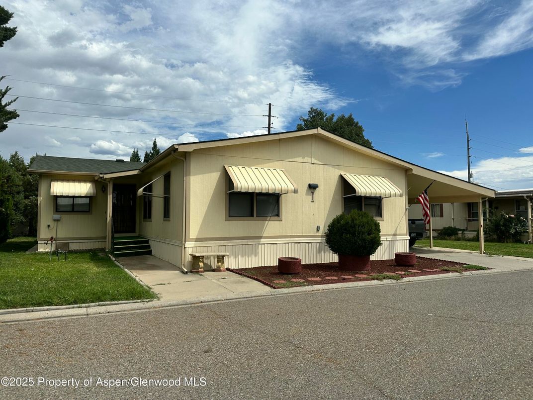 Exterior, Facade, Ranch