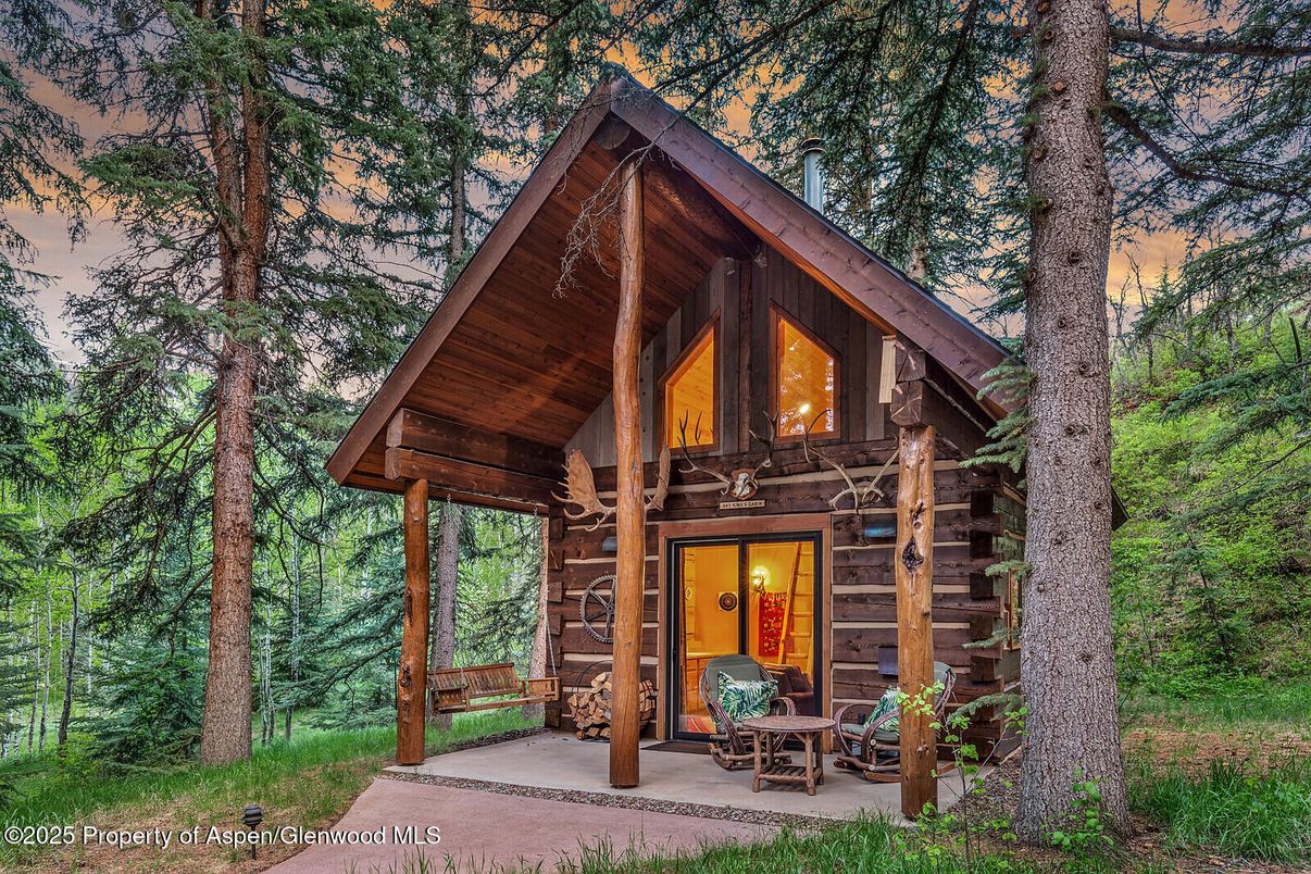 Exterior, Facade, Log Home