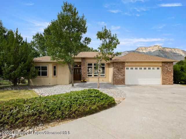 Attached, Exterior, Facade, Ranch