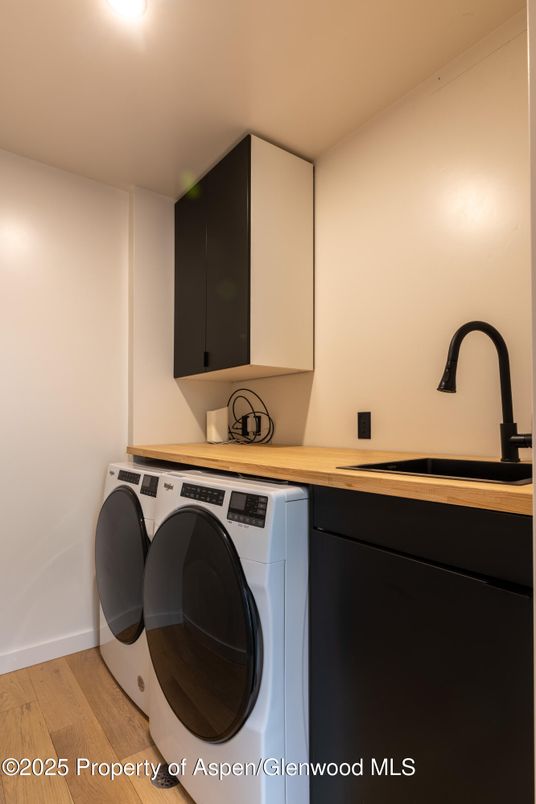 Interior, Recessed Lighting, Washer, Wood Texture Flooring