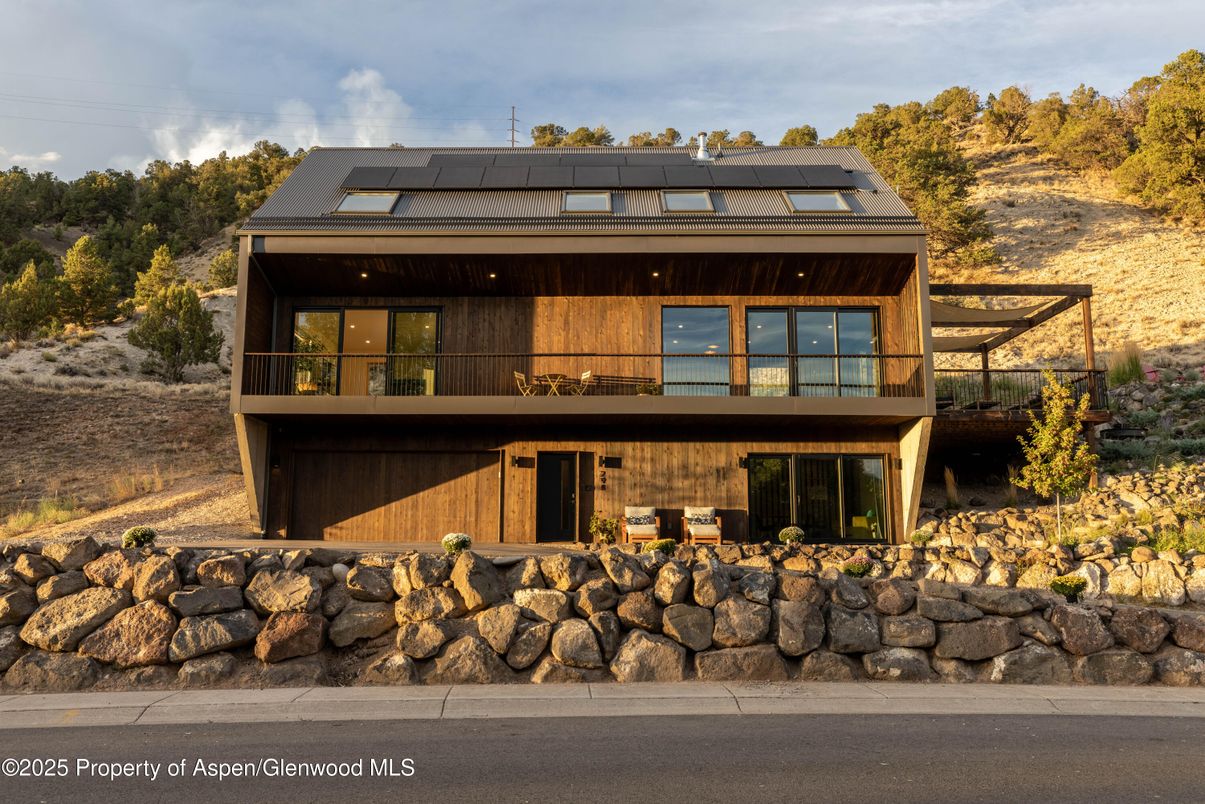 Exterior, Facade, Modern