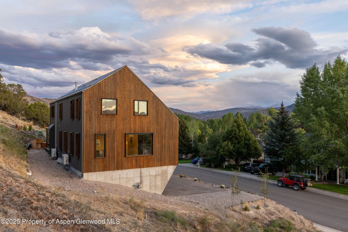 Exterior, Facade, Modern