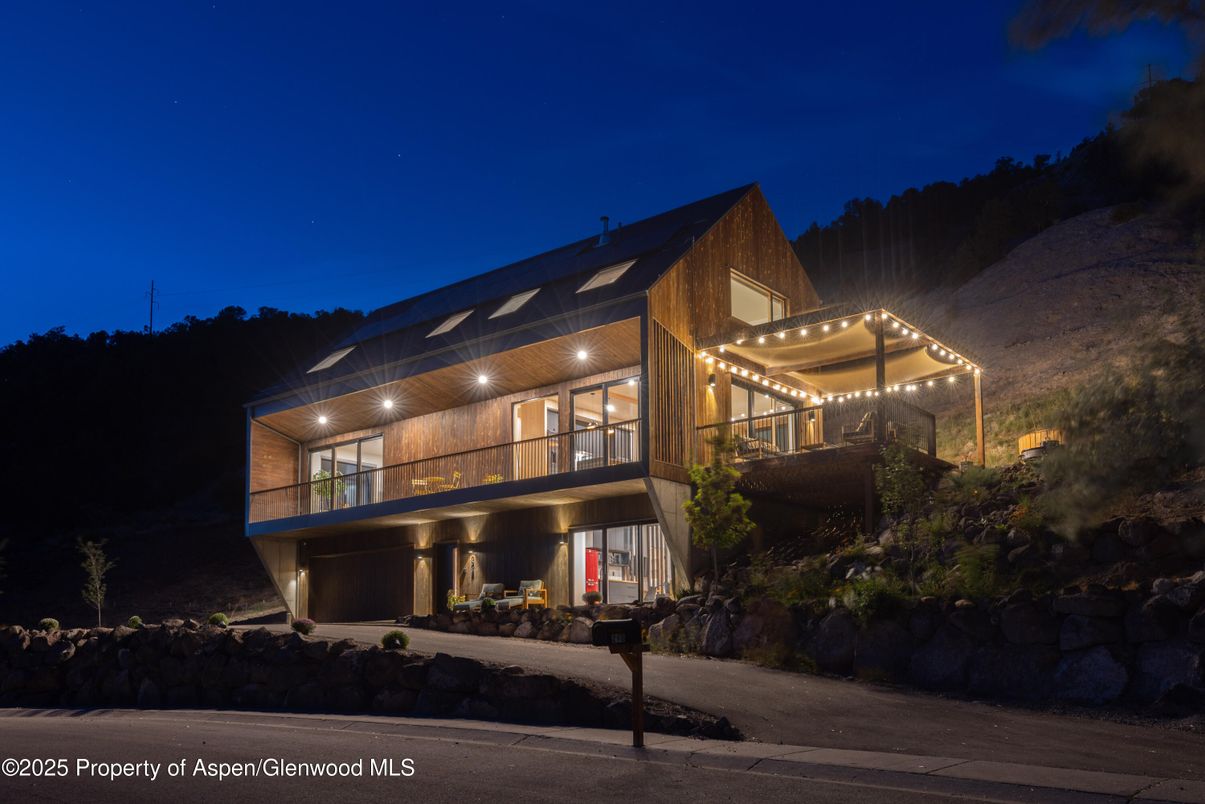 Exterior, Facade, Modern