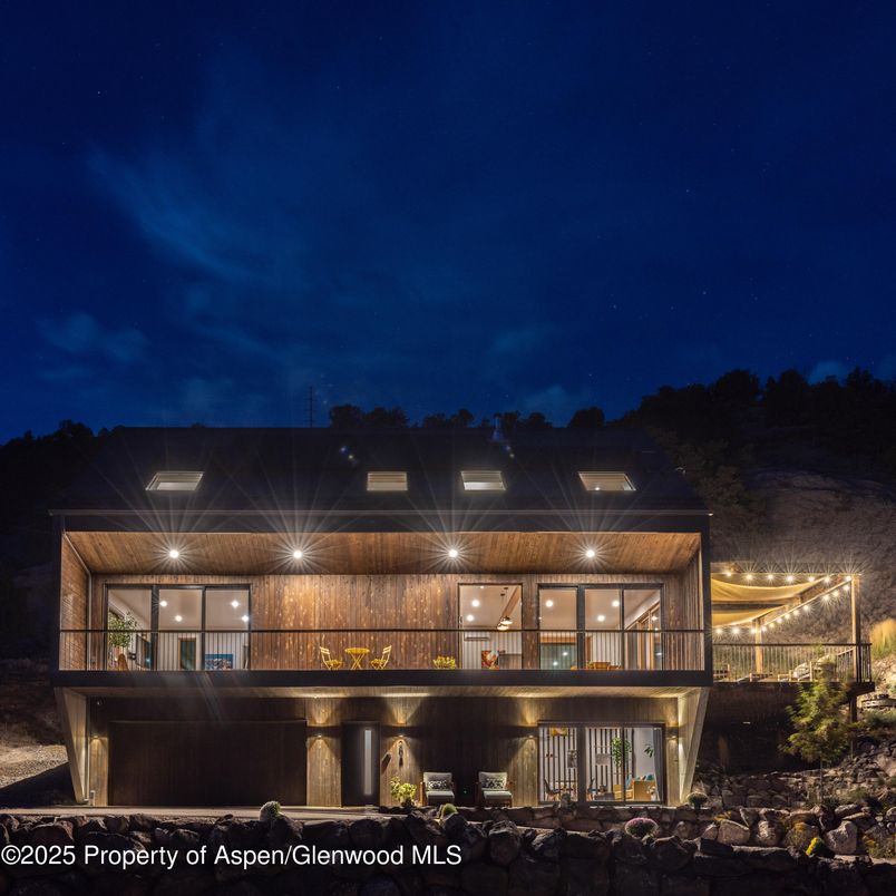Exterior, Facade, Modern