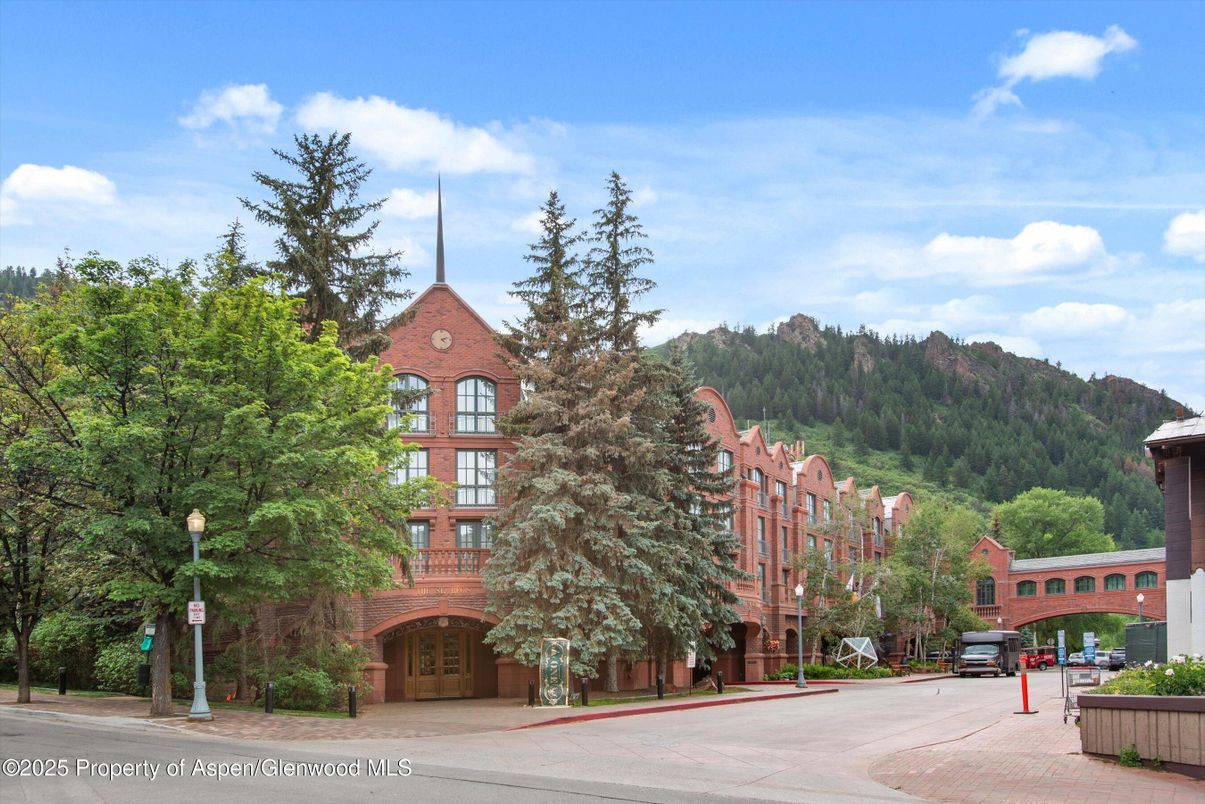 Exterior, Facade, Condo Building