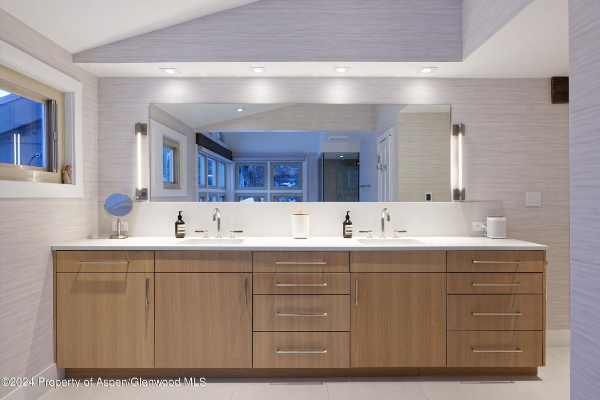 Bathroom, Dual Sink Vanities, Interior, Recessed Lighting
