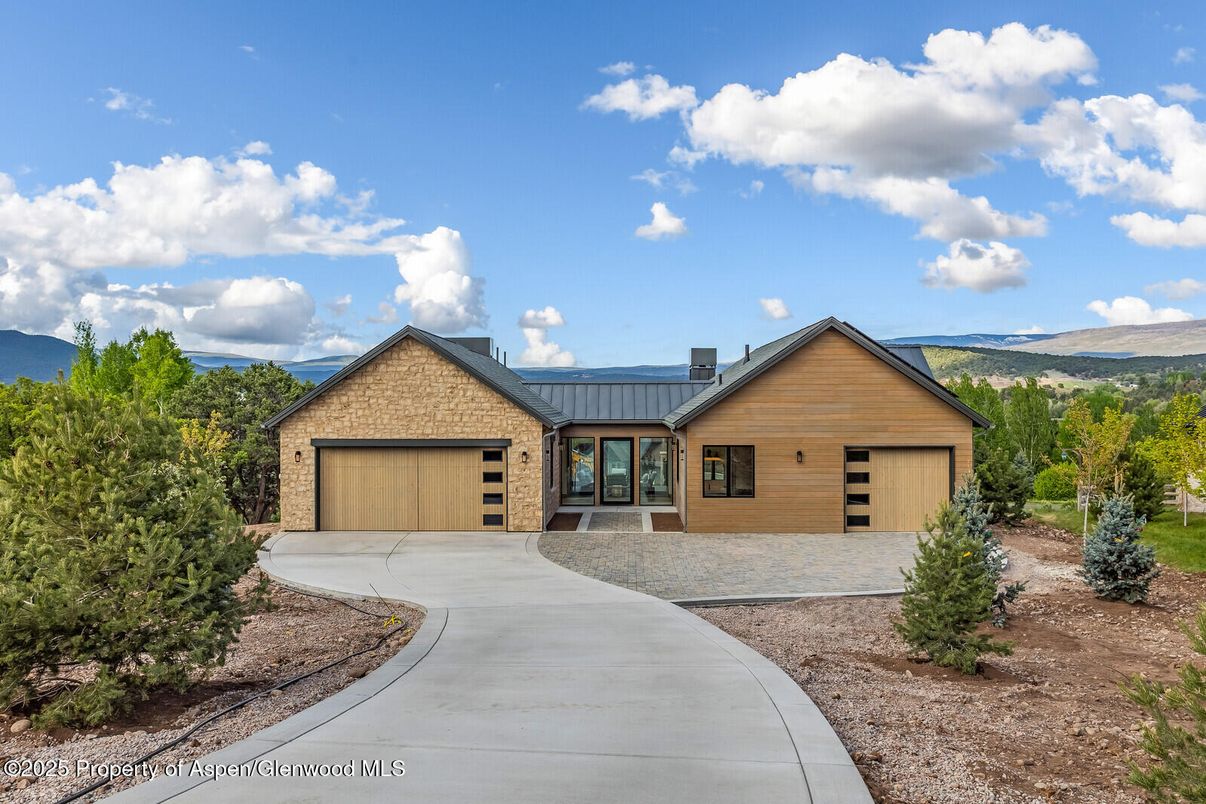 Attached, Exterior, Facade, Ranch
