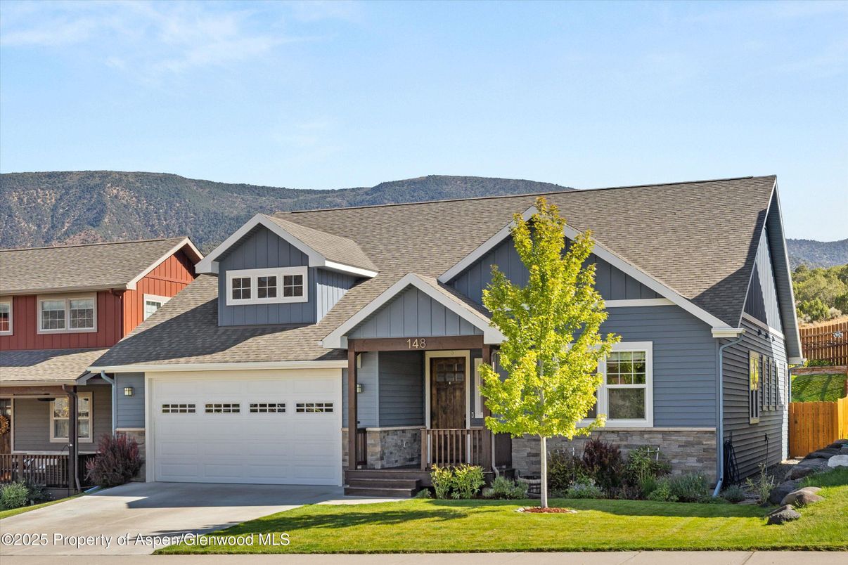 Attached, Exterior, Facade, Farmhouse