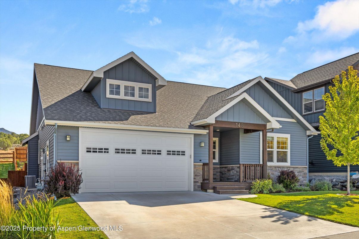 Attached, Exterior, Facade, Farmhouse