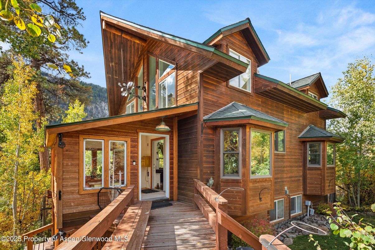Exterior, Facade, Log Home