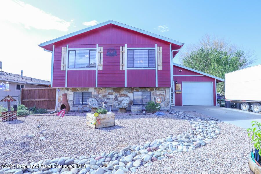 Attached, Exterior, Facade, Split Level