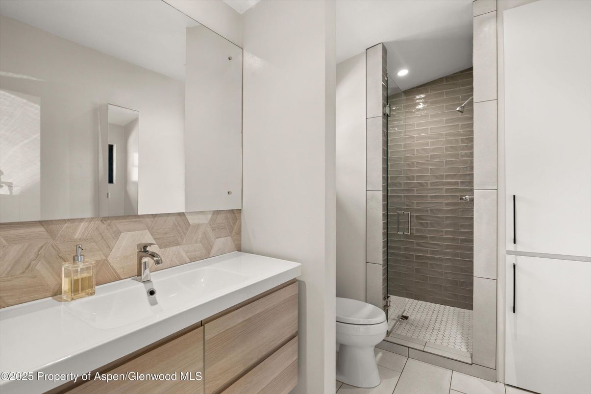 Bathroom, Interior, Recessed Lighting