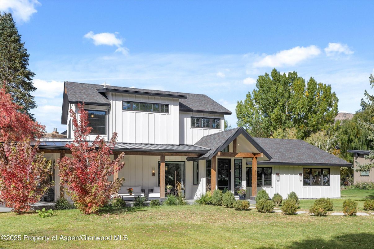 Exterior, Facade, Farmhouse