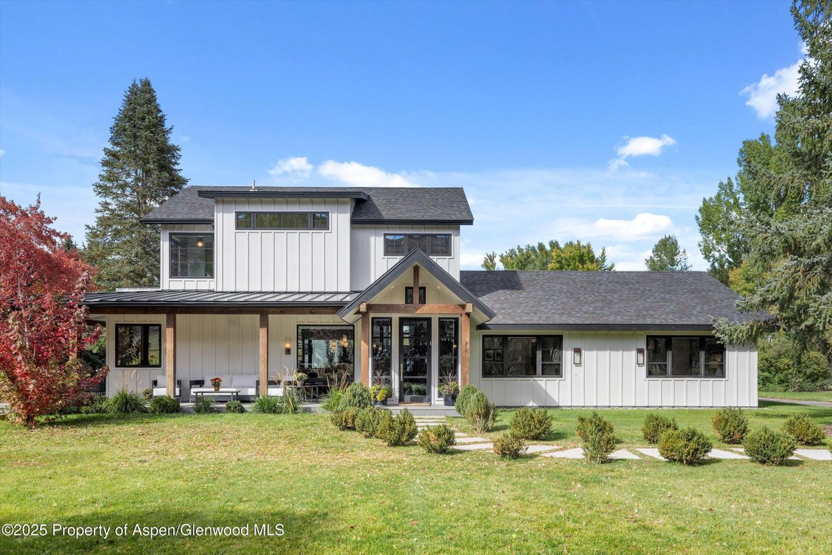 Exterior, Facade, Farmhouse
