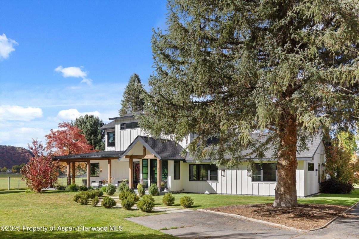 Exterior, Facade, Ranch