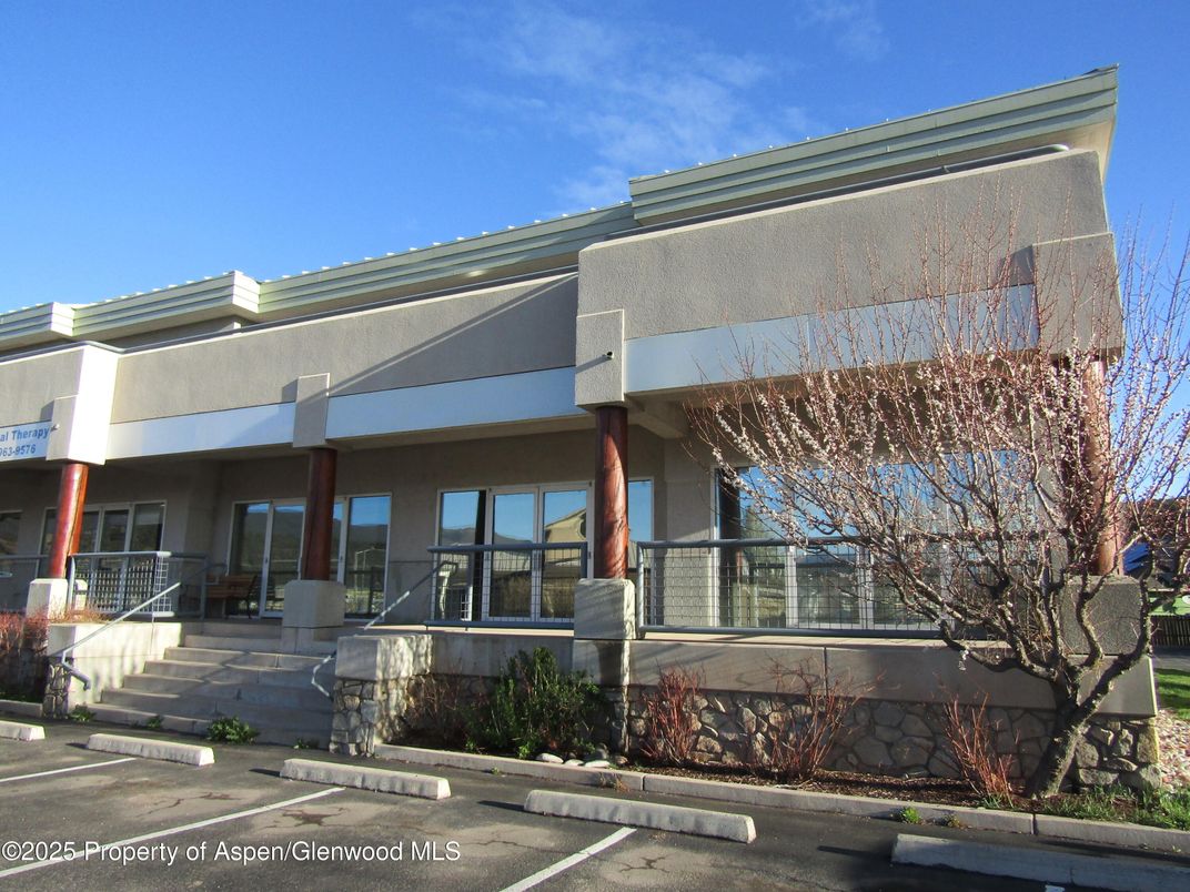 Exterior, Facade, Modern