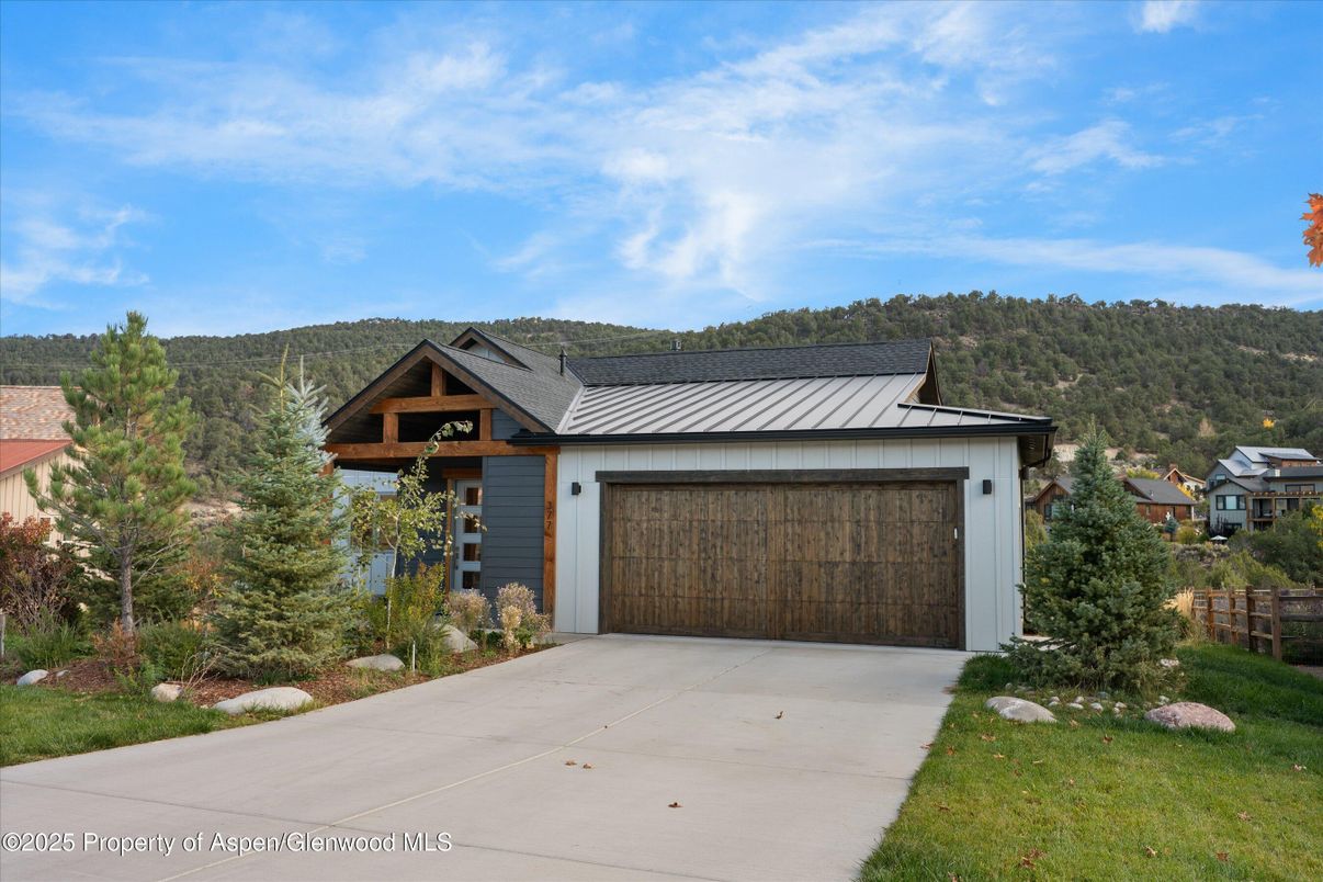 Attached, Exterior, Facade, Ranch