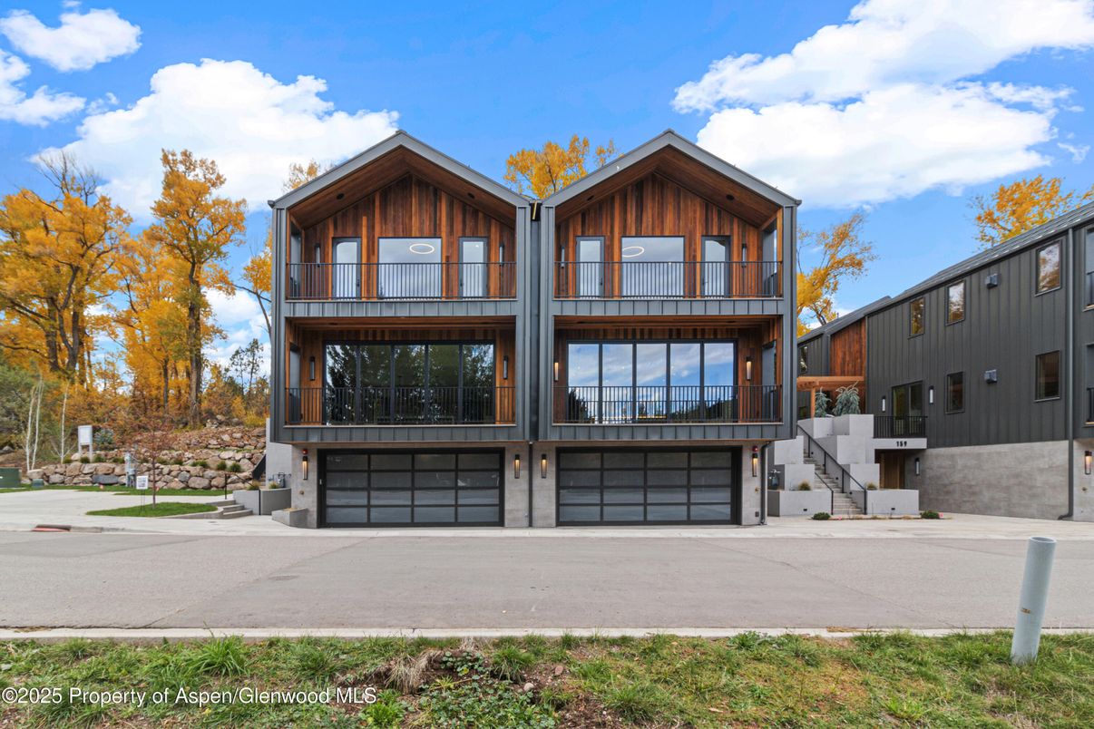 Attached, Exterior, Facade, Modern