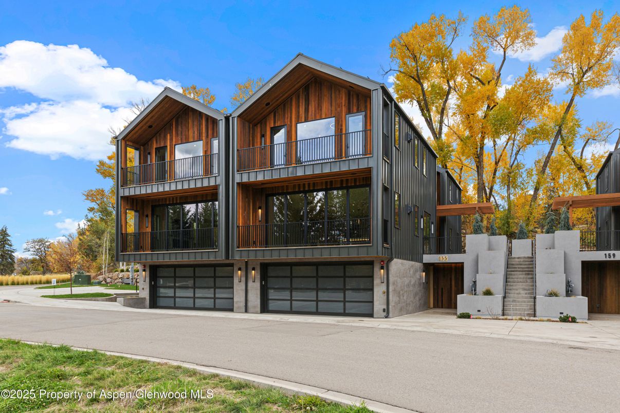 Attached, Exterior, Facade, Modern