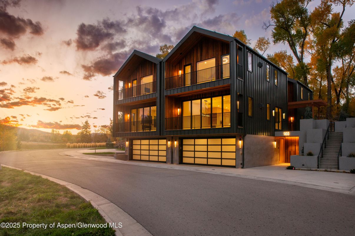 Attached, Exterior, Facade, Modern