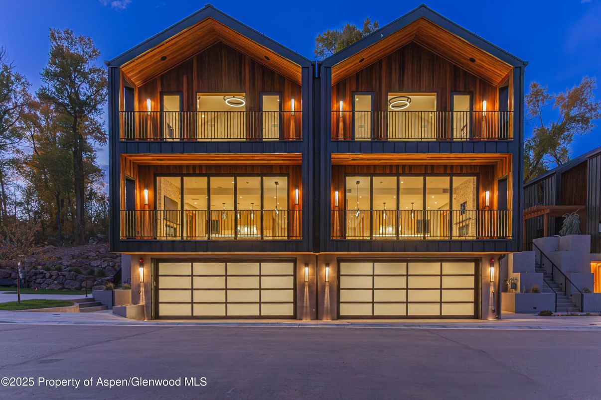 Attached, Exterior, Facade, Modern