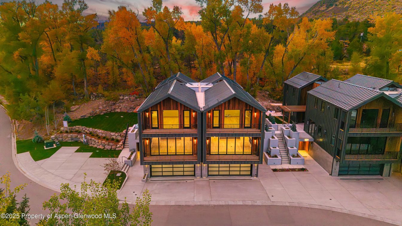 Exterior, Facade, Log Home